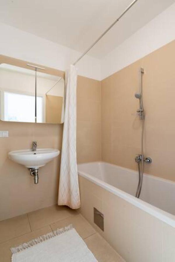 Near Lake Fully Furnished Beautiful Apartment Wenen Buitenkant foto
